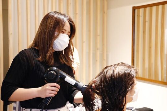 【蛍池】≪完全週休2日≫≪月給30万円スタート≫≪社会保険制度あり≫≪入客チャンスあり≫好待遇で温かく働きやすい環境が満載のアットホームサロン!!「OLINO（オリノ）」からスタイリスト（美容師・理容師）の求人★☆