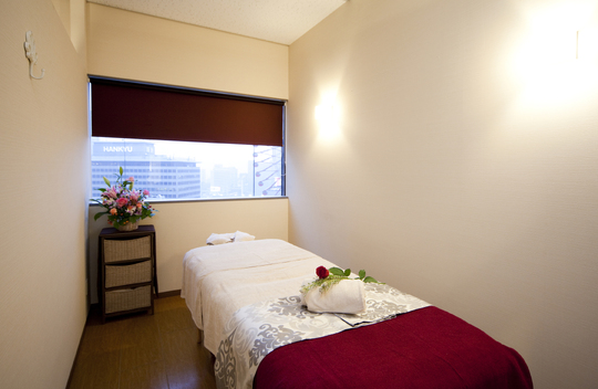 【梅田】≪社会保険完備≫≪月9日休み≫≪産休育休取得実績あり≫≪未経験・新卒生OK≫美容に興味がある方大歓迎！外部講習・セミナーなど学べる環境が充実しているため、安心して技術習得ができますよ！「ESCOS 梅田本店（エスコスウメダホンテン）」からエステティシャンの求人☆☆