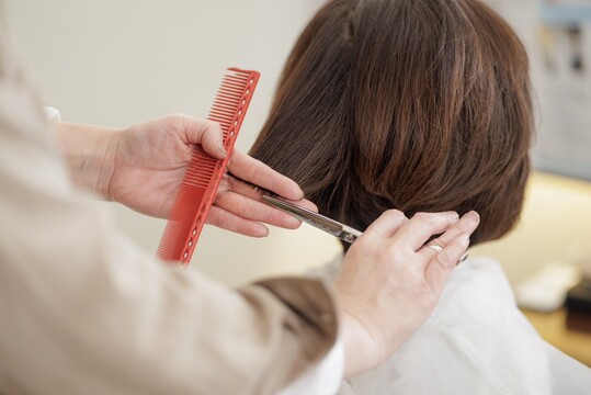 【高柳】≪月給25万円スタート・月休8～9日・育休産休取得実績あり・実働8時間・社会保険完備≫入客好調のためスタイリスト募集！幅広い年代のお客様から愛される老舗サロン！子育て中の方・ブランクがある方も大歓迎！健康的な美をテーマとするヘアサロン「hair make iara 高柳（ヘアメイクイアラタカヤナギ）」からスタイリスト（美容師）の求人☆★