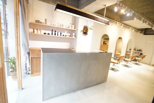 【天神橋筋六丁目】≪平日20時、土日19時退勤≫≪月8日休み≫≪社会保険完備≫ スタイリストのみ  マンツーマン施術 ≪業務委託選択可能≫駅前すぐの路面店！アットホームで少人数制のヘアサロンです！「drip.（ドリップ）」からスタイリスト（美容師）の求人☆★