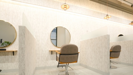 【岡山駅】≪土日休みOK≫≪完全週休2日制≫≪保障給あり≫≪社会保険完備≫≪ママさんの応募も歓迎≫≪産休育休取得実績あり≫お休みや保証給など安心して働ける環境が揃っています！髪質改善や韓国風カラーに特化したサロン！「髪質改善専門店 here（カミシツカイゼンセンモンテンヒアー）」からスタイリスト（美容師）の求人☆★☆