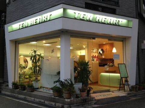 【喜連瓜破】日曜定休が月2回で、レッスンの無い日の平均退社時間は18時★プライベートも充実させて、美容師ライフを楽しみましょう♪理容師免許をお持ちの方でも大歓迎！！スタッフさん同士が家族のように暖かいサロンTEN HEART (テンハート)からアシスタント(美容師)の求人★☆