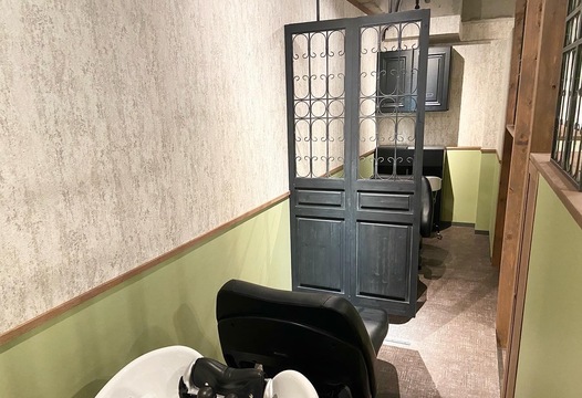 【十三駅】≪業務委託・正社員選択可能≫≪完全マンツーマン≫デザインカラーが大人気のヘアサロン！美容師1人1人に合わせた働き方を選ぶことが出来る体制です！「marshu atre（マーシュ アトレ）」からスタイリスト（美容師）の求人☆★☆