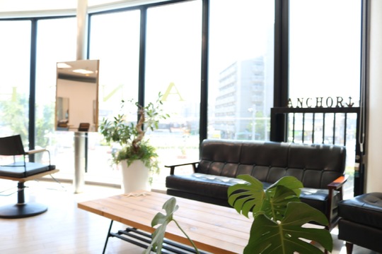 【JR八尾】≪社会保険完備&完全週休二日制≫しっかり教育をしていますので、自信をもってスタイリストデビューが可能です！面倒見の良い先輩がしっかりレッスンを見てくれますよ！レッスン有りでも退社は21:30。メリハリをつけて成長していきましょう！「ANCHOR（アンカー）」からアシスタント（美容師）の求人☆★