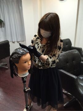 【阪急高槻市駅】◇◆平均退社19時半・有給休暇あり・営業時間内レッスン可能◆◇レッスンなども強制はさせない自由なサロンなのでのびのびと働いていくことが可能！スタッフ同士の仲もいい働きやすい職場ですよ！LOREM(ローレン)からアシスタント（美容師）の求人☆★☆