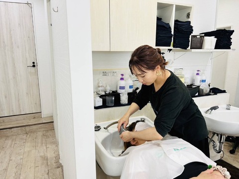 【香春口三萩野駅】≪夕方5時で帰れる美容室・社会保険完備・20～50代が活躍中≫夕方5時で帰れる美容室！！あなたの希望に合わせた働き方で早期デビューを目指せます！幅広い年代の方から愛される地域密着型のヘアサロン「美容室セレーノ 三萩野店（ビヨウシツセレーノミハギノテン）」からアシスタント（美容師）の求人☆★