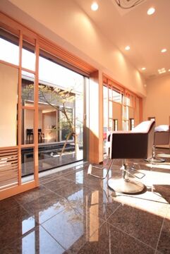 【石山】≪月に1度必ず3連休あり≫≪第3日曜休み≫≪社会保険完備≫≪空き時間にレッスン可能≫髪質改善や頭皮ケアが得意なサロン！育休、産休制度が整っているので女性でも働きやすい環境！様々な分野を学ぶことが出来るサロン「taba hair touan（タバヘアートウアン）」からアシスタント（美容師）の」求人☆★☆