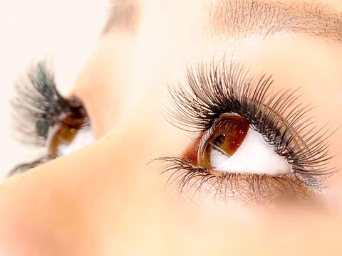 【上田駅】◆土日のシフト休あり・有給休暇あり・社会保険完備◆バツグンの好待遇が魅力！高月給と長く活躍できる待遇で、経験者はもちろん未経験の方でも安心して勤務できる研修体制があります！「Beauty eyelash アリオ上田店（ビューティーアイラッシュアリオウエダテン）」からアイリスト（アイデザイナー・まつ毛エクステ）の求人☆☆