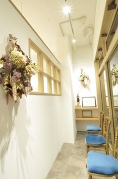 【下郡北】≪総支給50万円以上の支給実績あり・休日数の選択OK・高月給スタート・社会保険完備・完全個室あり≫スタイリストオンリーなので完全マンツーマン接客！髪質改善に力を入れているヘアサロン「個室型美容室 Emma Hair plus 下郡店（コシツガタビヨウシツエマヘアープラスシモゴオリテン）」からスタイリスト（美容師）の求人★☆