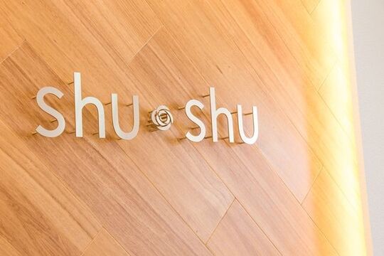 【ぶらくり丁】≪休日数は選択制≫≪土日休みOK≫≪社会保険完備≫≪ママさん美容師も歓迎≫≪産休取得率100％≫お客様がいなければ18時に退勤可能！ノルマもなくのびのび働いていけるサロン！日々の仕事も営業時間通りに終わる事が多いので、プライベートも充実させる事ができる環境！「shushu 本町店（シュシュホンマチテン）」からスタイリスト（美容師）の求人☆★☆