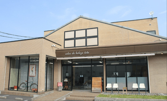 【福知山市民病院口】≪営業中レッスンあり≫≪月8,9日休み≫≪社会保険完備≫営業内レッスンあり！無理なく美容の技術を身につけてスタイリストを目指せます！アイラッシュも提供する地域密着のトータルビューティーサロン「tota（トータ）」からアシスタント（美容師）の求人★☆