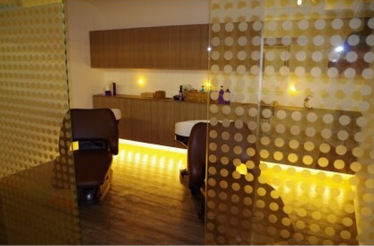 【守山駅】≪月8日休み≫≪社会保険完備≫≪2年以内のデビュー可能≫≪営業中レッスンOK≫≪20時までに退勤可能≫≪日曜休みあり≫営業時間内で効率的なレッスンが可能。スタッフさんの待遇向上を目指す働きやすい環境「gloire jouer（グロワールジュエ）」からアシスタント（美容師）の求人★☆