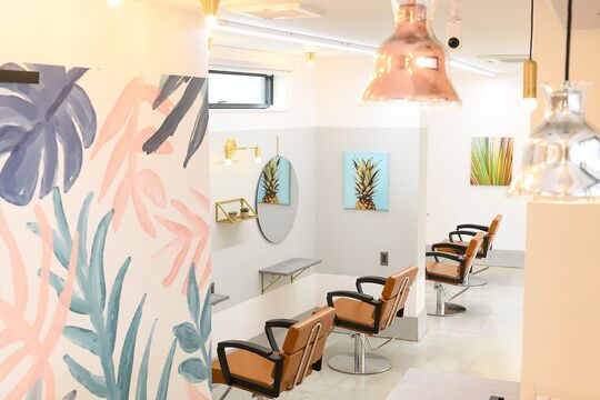 【菊名】◆月40万円の保障あり・社会保険完備・ライフスタイルに合わせた雇用形態を選択◆ママさんスタイリストも大歓迎です！バツグンの集客力で顧客がいない方でも安心！最新薬剤でお客様満足度も高い「REM-kikuna-（レムキクナ）」からスタイリスト（美容師）の求人☆★