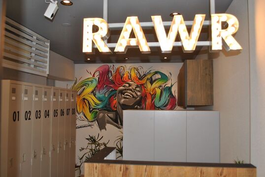 【葛西】◆完全週休2日制・実働8時間、拘束9時間のシフト制・1年でのデビューカリキュラム◆早期デビューで早く売上を立てられるスタイリストを目指せます！トレンドを押さえた技術提供も人気の「RAWR（ロアー）」からアシスタント（美容師）の求人☆★