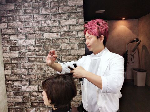 【天神橋筋六丁目】≪完全週休2日制≫≪社会保険完備≫≪平均退社時間は20時台≫入客チャンス抜群で得意なことや好きなことを売り出せるサロン！！充実の待遇面で無理のないサロンワークが叶います。丁寧な接客とアットホームな空間でお客様に寄り添える「charm hair resort（チャームヘアリゾート）」からスタイリスト（美容師）の求人☆★☆