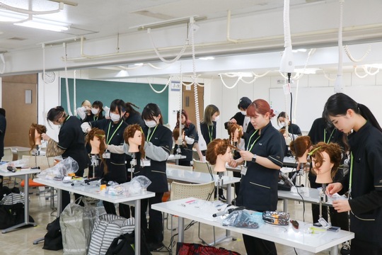 【京都駅】≪教員未経験でも大歓迎≫≪基本土日祝休み≫≪18時までに退勤OK≫≪実働7時間30分≫美容学生さんが充実したスクールライフを送れるようにサポートするお仕事！あなたの美容師経験を活かして美容学校の美容教員をやってみませんか？「YIC京都ビューティ専門学校（ワイアイシーキョウトビューティセンモンガッコウ）」から教員の求人★☆