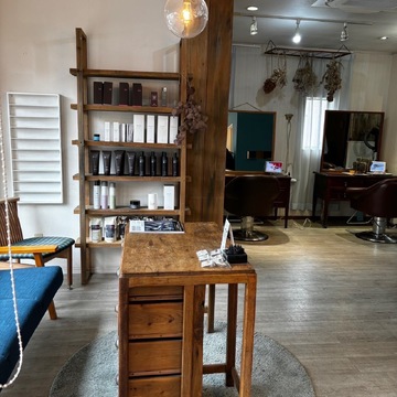 【昇町】≪入社後6ヶ月間は月給25万円の保証給あり・日曜定休あり・日祝の営業時間は17時まで・月給約40万円の支給実績あり・完全週休二日制・社会保険完備≫頑張ったら頑張っただけ還元！カット技術や薬剤など様々な知識を身につけることができるヘアサロン「1/f HAIR SPACE（エフブンイチヘアスペース）」からスタイリスト（美容師）の求人☆★