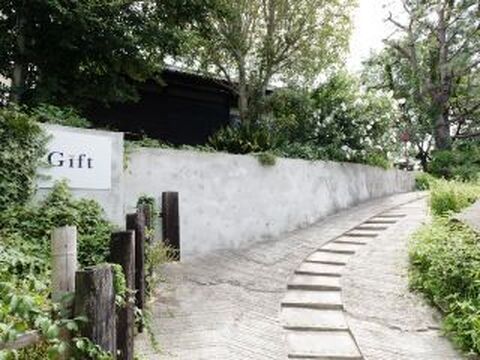 【富雄】◇◆月1回、日曜日に公休を当てることも可能!!◆◇カウンセリングに力を入れ、お客様とできるだけ近い距離で接客します★あなたの技術に応じてカット料金が変動するので、高額月給を狙えるかも★Gift(ギフト)からJr.スタイリスト・スタイリスト(美容師)の求人☆★