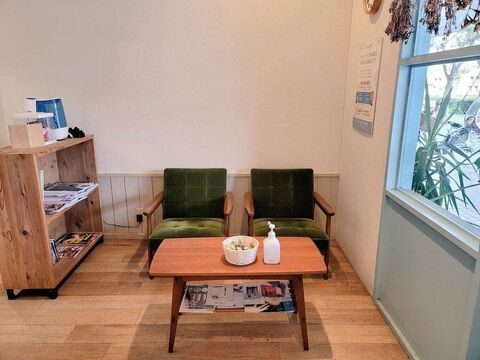 【八尾南】≪月給21万円≫≪完全週休2日制≫≪有給休暇あり≫≪平均18時退勤可能≫≪社会保険完備≫≪営業中レッスン＆早期デビュー≫≪残業手当あり≫ナチュラルでアンティーク調の可愛いヘアサロン！とっても働きやすい環境ですよ！「Merry Perch hair（メリーパーチヘアー）」からアシスタント（美容師）の求人★☆