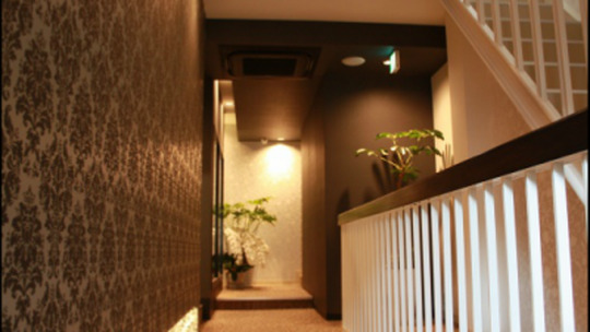 【鴻池新田】営業が落ち着いていれば営業中レッスンも可能。人気のヘアケアシステムも導入！ママさん美容師さんも多く活躍するGLISTEN more（グリッスンモア）からアシスタント(美容師)の求人☆★