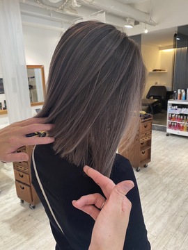 【草津駅】≪月8,9日休み≫≪社会保険完備≫≪月給23万円～≫20代のお客様がメイン！ハイトーンカラーが得意なサロンでブリーチ比率も高い美容室！興味があればブライダルヘアメイクや着付なども学べるサロンです！「aura（アウラ）」からスタイリスト（美容師）の求人☆★