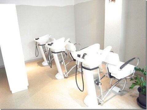 【浦和駅】≪月給27万スタート≫≪社会保険完備≫≪有給休暇年10日≫など働きやすい環境が整ったアットホームなお店！新規入客チャンスも抜群です！「hair & make azur 浦和店（ヘアーアンドメイクアズールウラワテン）」からスタイリスト（美容師）の求人★☆