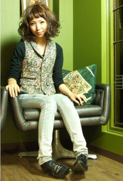 【三国ヶ丘】指名数や勤務年数に応じてお給料にもしっかり還元！中途スタイリストは前職の月給も考慮します★本格的な撮影や店内コンテストなどクリエイティブな活動にも積極的★感性を磨くための《特別休暇》《早帰りDAY》もあり♪互いを思いやる素敵なスタッフばかり☆スタイリスト（美容師）の求人★☆