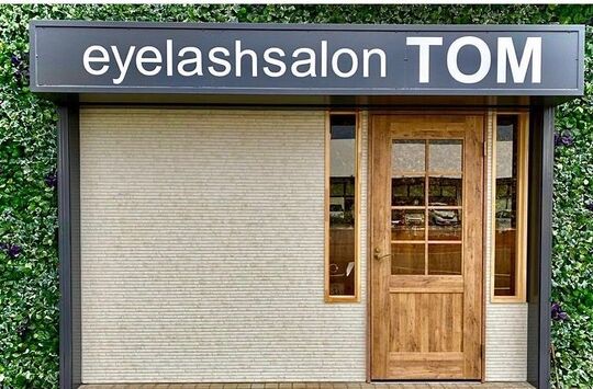 【光が丘】≪月休8,9日・社会保険完備・実働8時間≫仕事もプライベートも充実させたい方にオススメ！最新の技術を取り入れてお客様の満足度を高めています！おしゃれなカフェが併設されているトータルビューティーサロン「eyelashsalon TOM（アイラッシュサロントム）」からアイリスト（まつげエクステ・まつげパーマ・アイブロウ）の求人☆☆