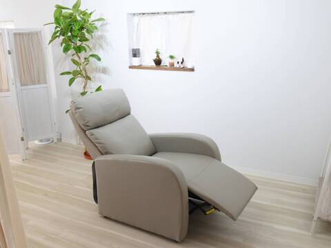 【豊中駅】≪社会保険完備≫≪完全週休2日≫≪未経験・新卒生歓迎≫≪ママさんのご応募歓迎≫≪店長候補歓迎≫リラックスした空間でほっと一息つける時間をご提供！ゆったり働きたい方にぴったり！「eyelash&eyebrow Erde（アイラッシュアンドアイブロウエルデ）」からアイリスト（まつげエクステ・まつげパーマ・アイブロウ）の求人☆☆