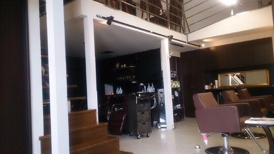 【緑地公園】≪平均退社時間19時!!≫≪バースデー休暇あり♪≫仕事もプライベートも充実できる環境が大人気!スタッフのチームワーク抜群のアットホームサロン“addiction 1138（アディクション 1138）”からスタイリスト（美容師）の求人★☆