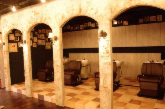 【弘明寺】 保障給あり  完全マンツーマン  独立支援制度あり 住宅地に佇む地域に愛されるヘアサロン★完全歩合制 フリー44％／指名55％還元 により平均月収35万円以上!!!土日休みなどプライベート重視もOK★Hair Lounge Anphi 弘明寺（ヘアーラウンジアンフィグミョウジ）からスタイリスト（美容師）の求人★☆