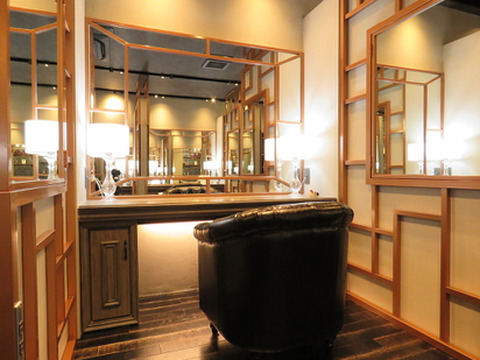 【烏丸】≪完全週休2日制≫≪社会保険完備≫≪20時に退勤可能≫平均客単価12000円程の高単価髪質改善特化サロンパートのママさん美容師も歓迎！『大人女性向け』ワンランク上のラグジュアリーヴィンテージサロン！長く働ける環境があり、楽しく仕事ができます！スタイリストでも学べる環境があるので、キャリアアップしたい方は必見！「fippce（フィップス）」からスタイリスト（美容師）の求人☆★☆