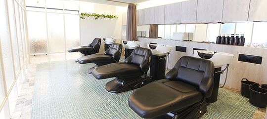 【河内花園】≪月8,9日休み≫≪社会保険完備≫≪賞与あり≫≪産休育休実績あり≫駅チカすぐの好立地！社内アカデミー完備で営業時間中研修にて2年デビュー確実！幅広い年代のお客様が来店中！教育体制の整う魅力ある会社です！「JILL 河内花園店（ジルカワチハナゾノテン）」からアシスタント（美容師）の求人☆★