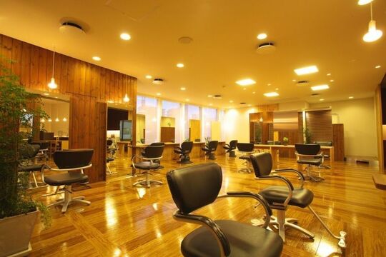 【春日原】≪月休8日・社会保険完備・月給19万円・営業時間18時まで・実働8時間・カリキュラムあり≫お客様へのおもてなしはもちろんスタッフ同士のコミュニケーションを大切にして成長を続けている「HAIR anon（ヘアーアノン）」からアシスタント（美容師）の求人★☆