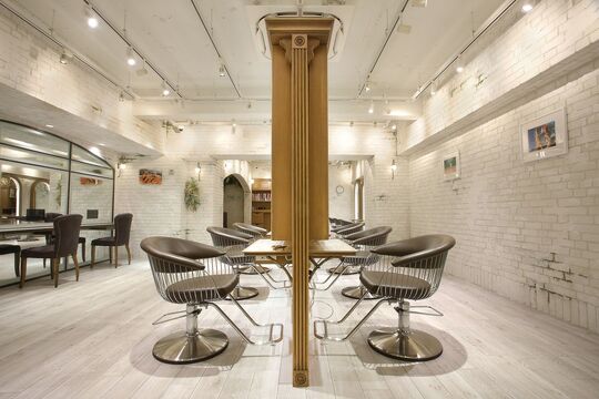 【三軒茶屋】≪月8日休み≫≪社会保険完備≫≪早期デビュー≫抜群の待遇が人気！全国でもトップクラスのヘアサロン！スタイリストになれば歩合制で高収入が可能です！立地や環境を大切にし、オシャレな内装にこだわった！「Cloe 三軒茶屋（クロエサンゲンヂャヤ）」からアシスタント（美容師）の求人☆★☆