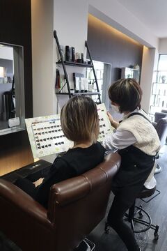 【新田辺】≪カラー専門、カット専門、オールメニューなど働き方を選択可能≫≪完全週休2日制≫≪18〜19時台に退勤可能≫≪業務委託希望の方は最低保障給あり≫グレーカラーが推し！お手頃な価格で地域から愛される人気サロン！セルフブロー推奨店の「Somesyo（ソメショウ）」からスタイリスト（美容師）の求人☆★