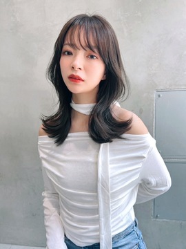 【渋谷】◆社会保険完備・最短1年デビューの実績あり◆20代のスタッフが多く、お客様の年齢層も20代がメイン！デザインカラーが特に人気のトレンドサロンです！自分だけの強みを作ったり、自分が好きな技術に特化した美容師も目指せる「Siena 渋谷（シエナシブヤ）」からアシスタント（美容師）の求人☆★