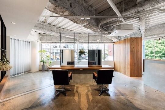 【元町】≪社会保険完備≫≪完全週休2日制≫コンテスト優勝経験もあるオーナーさんから技術以外にも様々なことを学ぶことが出来ますよ！少人数のプライベートサロン「Lacrima（ラクリマ）」からアシスタント（美容師）の求人☆★☆