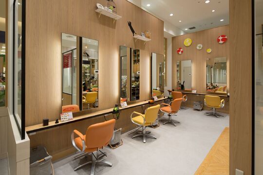 【久喜駅】≪最短デビューまで1年3ヶ月≫≪有給休暇あり≫≪営業中の練習も可能≫充実の高待遇！安心してずっと働ける環境！全国に展開するサロン「11cut モラージュ菖蒲店（イレブンカットモラージュショウブテン）」からアシスタント（美容師）の求人★☆