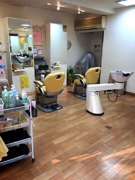 【JR西宮】≪社会保険完備♪≫≪デビューまで最短1年半☆≫オーナーさんや先輩スタイリストさんから高い技術を学ぶ事が可能♪地域密着型アットホームサロン“ALIVE hair（アライブ ヘアー）”からアシスタント（美容師）の求人☆☆