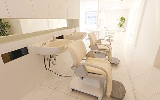 【南船場】東京で有名な縮毛矯正に特化したヘアサロン関西1号店☆オリジナルの薬剤による「ノンアイロン矯正」により、多くのお客様の髪の悩みにお答えしてきました！単価が高く、質の高い技術を学ぶことが出来ます！完全週休2日制など待遇面も抜群です★スタイリスト（美容師）の求人☆☆