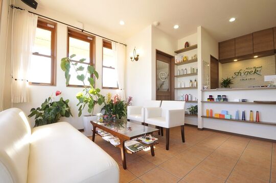 【長柄】≪18時台に退勤可能≫≪夏季・年末年始休暇あり≫≪着付けやヘアセットも学べる≫アットホームで自主性を尊重するレッスン！自分のペースで技術を取得できます！！ヘアケアメニューからデザインカラーまで幅広いメニューが人気な「Hair Brand shigeki（ヘアーブランドシゲキ）」からアシスタント（美容師）の求人☆★☆