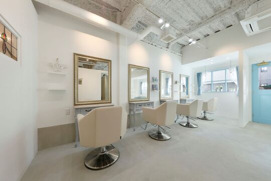 【瓢箪山】≪月8,9日休み≫≪月給20万円〜≫≪平均退社19時≫プライベートの時間も確保しやすい！白を基調としたオシャレでかわいい外観と内観の癒し系サロン！幅広いお客様から支持される地域密着型サロンで一緒に働きませんか！ “totto hair（トットヘアー）”からスタイリスト（美容師）の求人☆☆