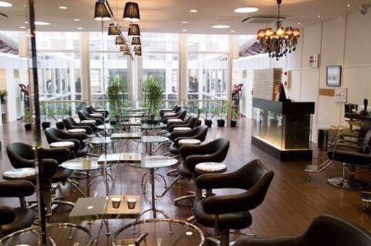 【近鉄奈良】≪月8,9日休み＆日曜定休あり≫≪社会保険完備≫自分の売上に応じてしっかり評価していただける環境ですよ！エクステの需要が高く、平均客単価は1万円以上！トレンド発信型トータルビューティーサロン「IVAn＆LIZ（イヴァンアンドリズ）」からスタイリスト（美容師）の求人☆★☆