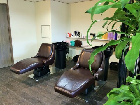 【堺東】≪月給18万円スタート≫≪月7,8日休み≫≪営業中レッスンOK≫≪平均退社時間19時≫朝レッスンなので夜は遅くなりません♪プライベートとメリハリつけて働けますよ☆「siesta（シエスタ）」からアシスタント（美容師）の求人☆☆