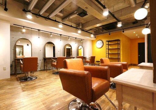 【阪急三国】≪月8,9日休み≫≪社会保険完備≫仕事と遊び、どちらも大事にしていて、お客様とのコミュニケーションも大切にしているので、楽しく働きやすい環境に自然となっていますよ！撮影にも関われるサロン“hair equal（ヘアー イコール）”からアシスタント（美容師）の求人☆★☆