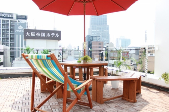 【心斎橋】≪アクセス抜群≫≪撮影が好きな方にもオススメ≫実力のあるスタイリストさんが丁寧に指導してくれます！ガラス張りのビルの中にあるオシャレなヘアサロン「Door Bell hair Living（ドアベルヘアリビング）」からスタイリスト（美容師）の求人★☆