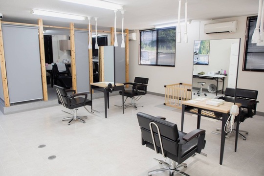 【下郡】≪勤務日数や休日の相談OK・社会保険の加入OK・子育て中のママさん歓迎≫仕事もプライベートも充実できる環境！長く美容師として活躍しましょう！温もりのある空間で大人女性を中心に愛される小規模サロン「hair design Family（ヘアーデザインファミリー）」からスタイリスト（美容師）の求人☆☆