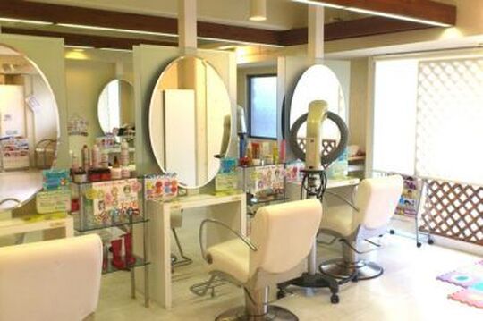 【横堤】未経験・通信生も歓迎☆新卒生も募集！東大阪に４店舗展開する地域密着型サロン“PERIST ROPHE”店舗の枠を超えてスタッフ同士の交流機会がたくさん！キャリア問わず意見を伝えやすく風通しの良い社風です♪アシスタントの求人☆★☆