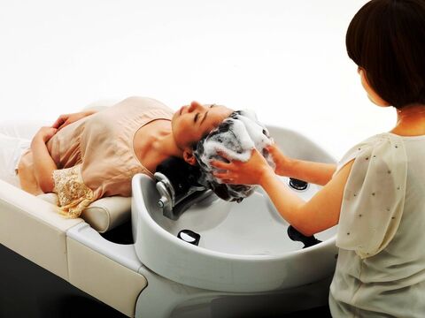 【新田辺】≪完全週休二日制≫≪平均退社19時台≫≪社会保険完備≫スタッフが働きやすいサロンを作っていきます！デザインだけでなく、ヘアケアにも注力を入れているETERNAL rush（エターナルラッシュ）からスタイリスト（美容師）の求人☆★